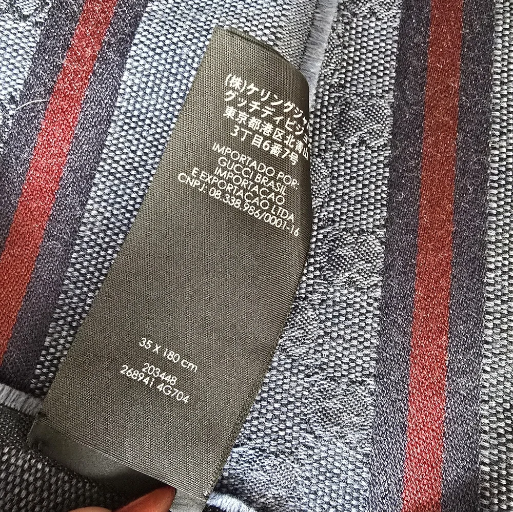 Authentic Gucci Men's Scarf in Navy and Crimson - Picture 7 of 13